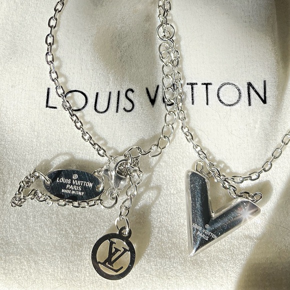 Authentic Louis Vuitton V-Shaped Silver Pendant Necklace - Picture 15 of 16